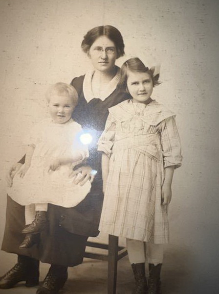 Eloise Ross Burdett with daughters Sylvia and Nellie